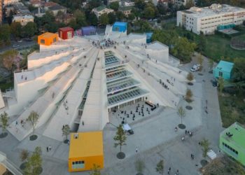 U rrëzua te shkallët e Piramidës, humb jetën 22-vjeçarja punonjëse e policisë