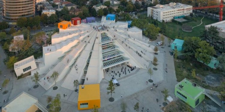 U rrëzua te shkallët e Piramidës, humb jetën 22-vjeçarja punonjëse e policisë