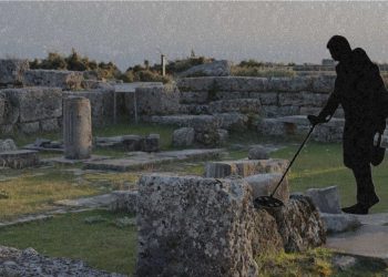 Detektorë dhe gropa: Kërkuesit e thesareve po rrënojnë parqet arkeologjike