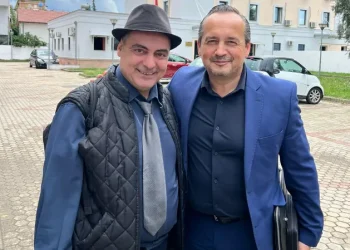 Shpërthen Goxhaj: BIG BORDELLO Propagandë e Axhendës LGBQ që të pranojmë birësimin e fëmijëve nga çiftet LGBQ