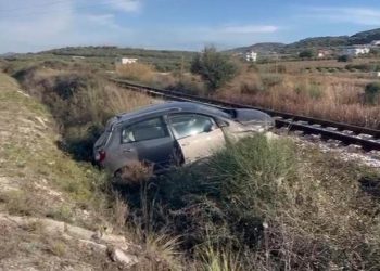 Makina përfundon në kanal, çifti i bashkëshortëve dërgohen me urgjencë në spital