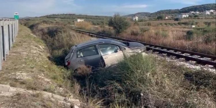 Makina përfundon në kanal, çifti i bashkëshortëve dërgohen me urgjencë në spital