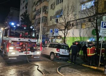 Zjarri në garazhin e pallatit vendoset nën kontroll, shkrumbohen 3 automjete të parkuara
