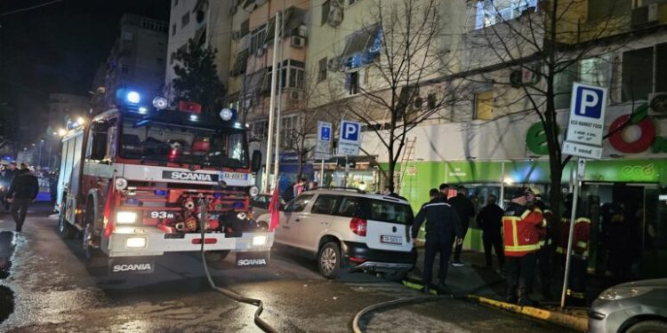 Zjarri në garazhin e pallatit vendoset nën kontroll, shkrumbohen 3 automjete të parkuara