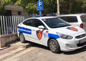 Kërcënoi qytetarët me armë, pezullohet inspektori në Vlorë