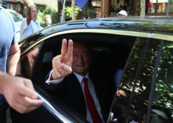 Berisha sot në SPAK, demokratët protestojnë para godinës