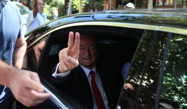Berisha sot në SPAK, demokratët protestojnë para godinës