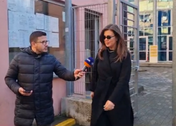 Video/ Bashkëshortja e mikut të Veliajt 5 orë në SPAK, refuzon të flasë për mediat