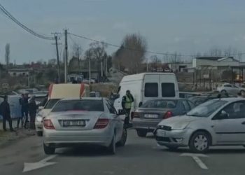 “Më kanë dhunuar!”/ RENEA rrethon pallatin në Astir, qytetarja nuk hap derën pas denoncimit