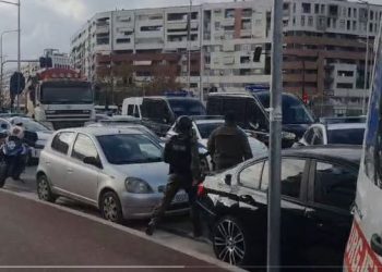 Denoncimi i vajzës në Astir, policia gjen armë brenda në banesë