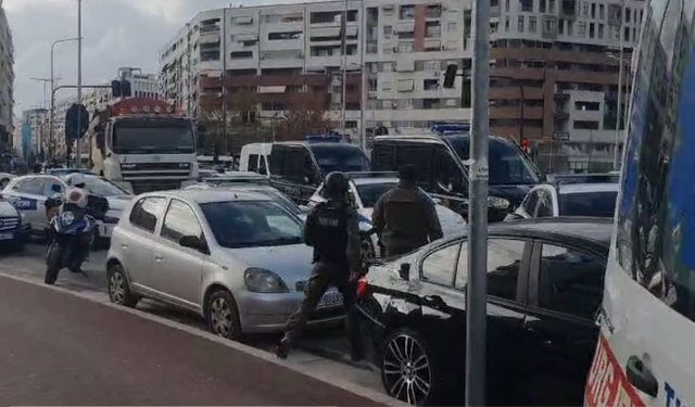 Denoncimi i vajzës në Astir, policia gjen armë brenda në banesë
