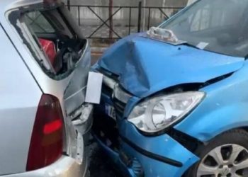 Lezhë/ Shoferi i ‘Audi-t’ humb kontrollin dhe merr para 5 mjete të parkuara
