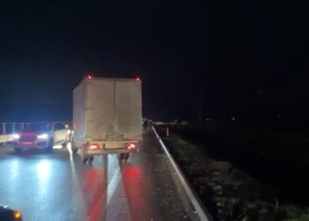 Vrasje me armë zjarri në autostradën Fier-Vlorë, një 30-vjeçar u qëllua në makinë