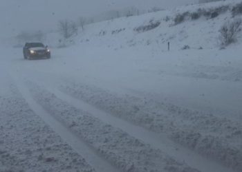 Arrin deri në 1 m trashësia e dëborës në qarkun e Dibrës, 60% e fshatrave mbeten të bllokuar