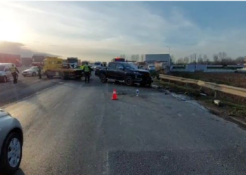 Kamioni me tulla del nga rruga në autostradën Lushnje-Fier