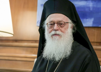 Mbërrin në Shqipëri trupi i Kryepeshkopit, Anastas Janullatos
