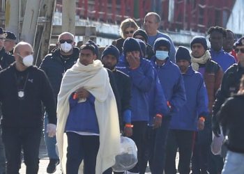 Me rroba e qese në duar, zbresin në Shëngjin 49 emigrantët nga Egjipti dhe Bangladeshi