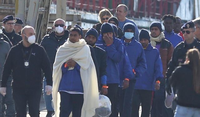 Me rroba e qese në duar, zbresin në Shëngjin 49 emigrantët nga Egjipti dhe Bangladeshi