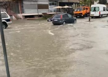 Reshjet e dendura të shiut përmbytin Durrësin