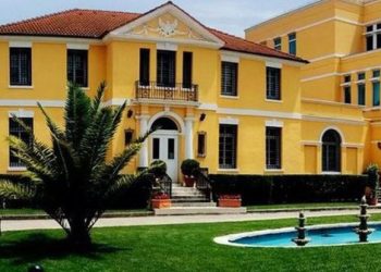 Ambasada Amerikane njofton ndërprerjen e fondeve të institucionet shqiptare pas urdhrit të Trump