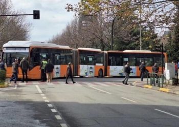 Bllokohet qarkullimi në Tiranë, autobusi ngec në kryqëzim