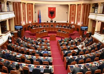 PS nuk pranon hetim për Portin e Durrësit, voton kundër dërgimit të mandatit të Sinajt në Kushtetuese