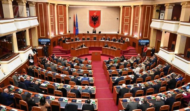 PS nuk pranon hetim për Portin e Durrësit, voton kundër dërgimit të mandatit të Sinajt në Kushtetuese