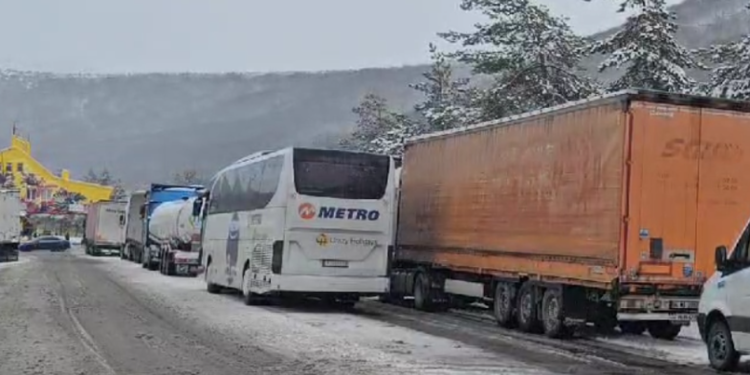 Greqia nuk lejon kalimin e mjeteve të rënda, autobusët dhe kamionët presin në doganën e Kapshticës