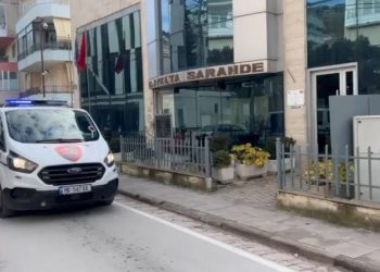 Konflikti me 2 të plagosur në Sarandë, burg për 2 efektivët e policisë, lirohen 6 të tjerët