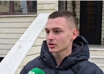 Dita e Ujit të Bekuar, hidhet kryqi në Durrës, 18-vjeçari e kap në ujërat e Adriatikut