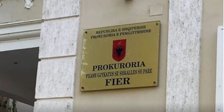Vranë dhe grabitën 89-vjeçarin, Prokuroria e Fierit dërgon për gjykim tre autorët
