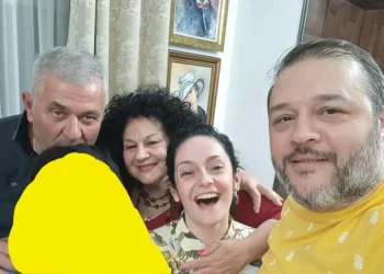 Anëtari i Këshillit Drejtues Edmond Tullumani familjarisht në RTSH me dhëndrin e të bijën, fijet e interesave korruptive me Aurora Polon