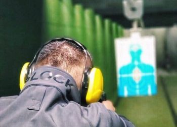 Tenderi , si u pajisën me pistoleta Beretta të komprontuara agjentët e BKH , zyrtarë dhe biznesmenë që duhen vënë para përgjegjësisë
