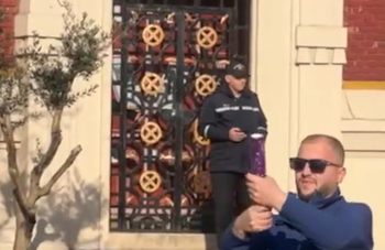 Arrestimi i Veliajt, “shpërthen” festa  para Bashkisë