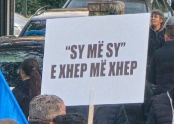 “Sy më sy dhe xhep me xhep”, pankartat në tubimin e opozitës