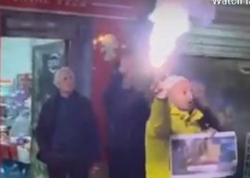 Arrestimi i Veliajt, qytetarët këngë e valle tek paraburgimi te ‘Mine Peza’