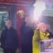 Arrestimi i Veliajt, qytetarët këngë e valle tek paraburgimi te ‘Mine Peza’