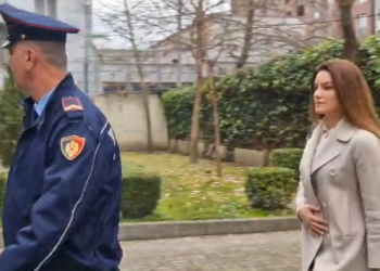 Do të njihet me masën e sigurisë, Ajola Xoxa mbërrin në GJKKO