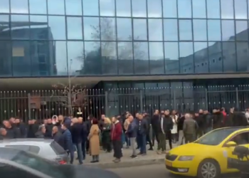 Punonjësit e bashkisë së Tiranës urdhërohen të protestojnë për Veliajn para GJKKO