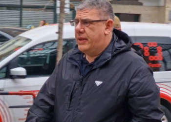 Biznesmeni Gentian Sula mbërrin në GJKKO, i drejtohet mediave: Më vjen keq që lodheni që në mëngjes