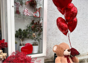 Nga lulet tek udhëtimet e bizhuteritë, sa shtrenjtë po kushton dashuria në Shqipëri?