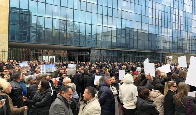 Tubimi i mbështetësve të Veliajt, SPAK dhe GJKKO shkresë Ervin Hoxhës: U cenua institucioni, janë intimiduar punonjësit