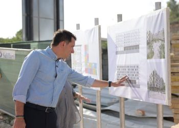 Erion Veliaj dyshohet se i dha leje ndërtimi për pallat fisit të Ajolës