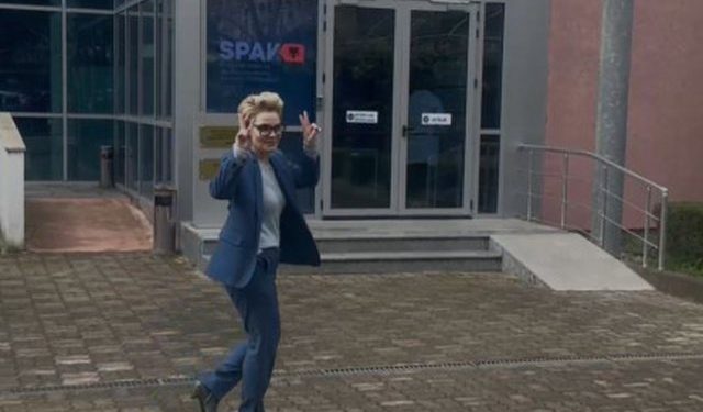 Me dy gishtat lart, Kryemadhi paraqitet në SPAK
