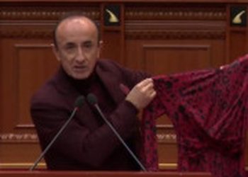 Deputeti i PD me fustan në Kuvend, thirrje SPAK: Mos heto vetëm veshjet e bashkëshortes së Veliajt!