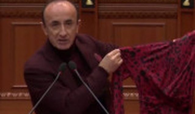 Deputeti i PD me fustan në Kuvend, thirrje SPAK: Mos heto vetëm veshjet e bashkëshortes së Veliajt!