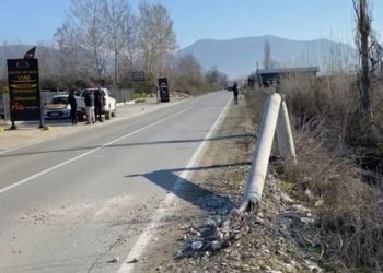 Aksident pranë aeroportit, kamioni merr para shtyllat elektrike