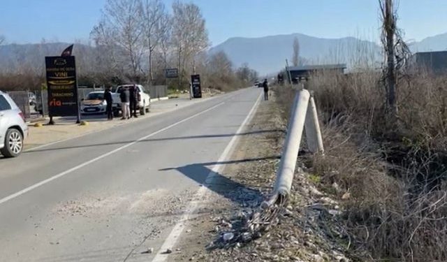 Aksident pranë aeroportit, kamioni merr para shtyllat elektrike