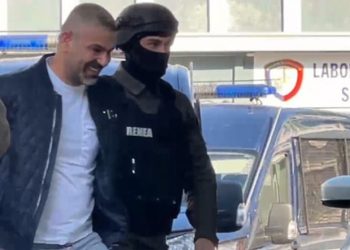 Me pranga në duar dhe i buzëqeshur, momenti kur Safet Bajri mbërrin në Drejtorinë e Policisë