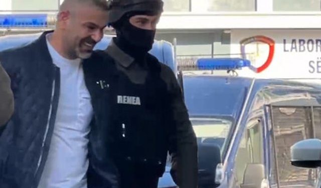 Me pranga në duar dhe i buzëqeshur, momenti kur Safet Bajri mbërrin në Drejtorinë e Policisë